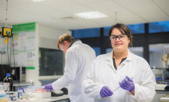 Professor Rachel Gomes working in a laboratory