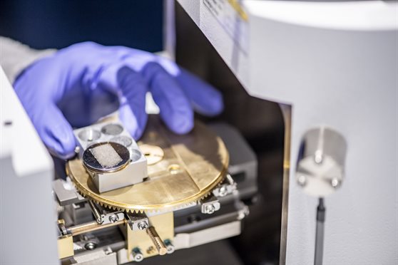 Loading a SEM stub into a chamber