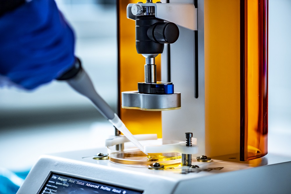 Close up to a scientist hand performing an experiment in bioengineering